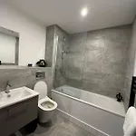 Apartamento Stylish Free Parking & Gym